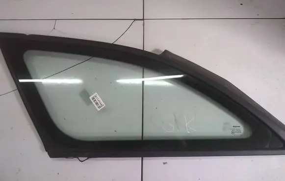 Nissan Primera Rear side window AS2