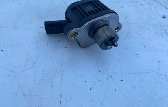 Volkswagen PASSAT B8 Camshaft vanos timing valve 04E906048A