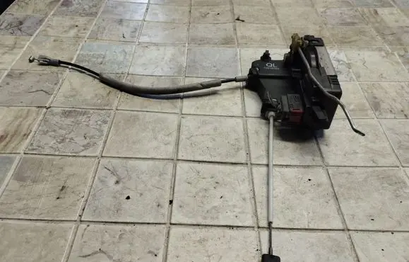 Opel Signum Front door lock 13210765