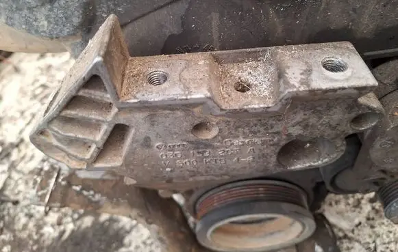 Volkswagen Touran I Engine mounting bracket 03g199207a
