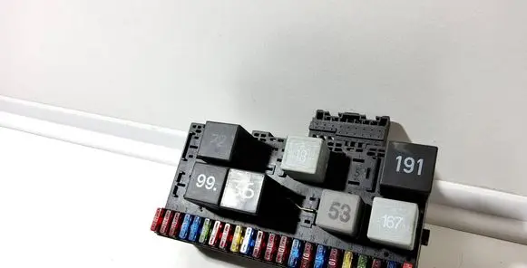 Volkswagen Golf III Fuse box set 357937039