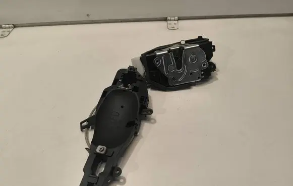 BMW X3 F25 Front door lock 7283627