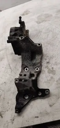 Volkswagen PASSAT B8 Generator/alternator bracket 04L903143B