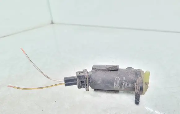 Ford Focus Windscreen/windshield washer pump 93BB17K624BA