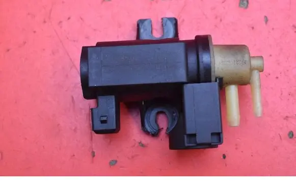 Opel Astra J Vacuum valve 8981056561