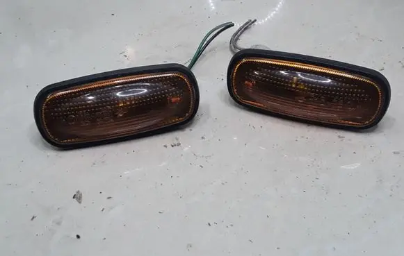 Front fender indicator light