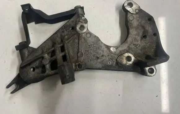 Audi Q7 4L Engine mounting bracket 059130147j 059130147