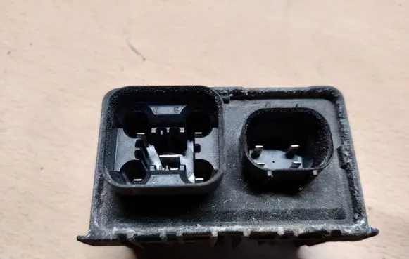 Opel Insignia A Glow plug pre-heat relay B2110017751