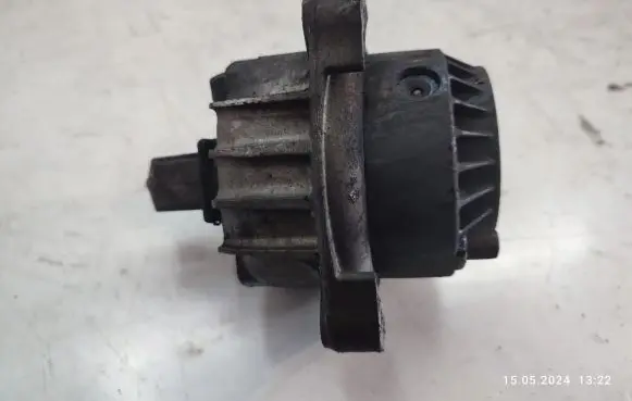 BMW 5 GT F07 Engine mount bracket 68623513