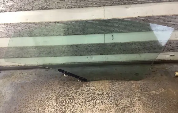 Honda Civic Front door window glass four-door 43R007951