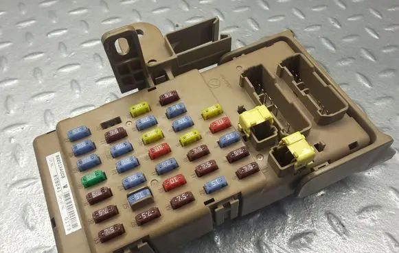 Subaru B9 Tribeca Fuse module 82201XA00B