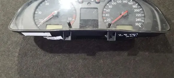 Volkswagen PASSAT B5 Speedometer (instrument cluster) 0263623024 3B0920822A