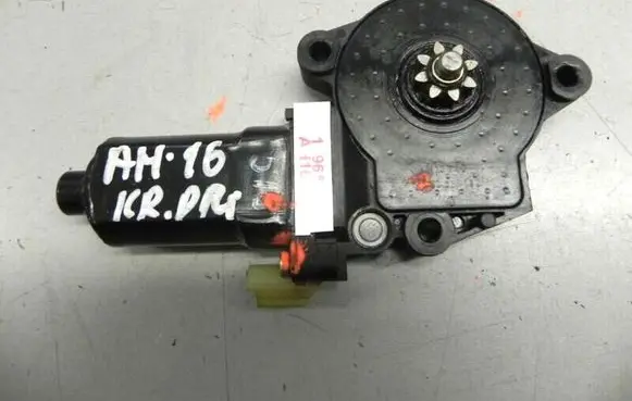 Hyundai Tucson JM Front door window regulator motor 824502E000