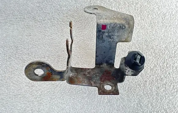 Engine mounting bracket