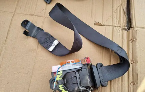 Nissan Qashqai Front seatbelt 3063559