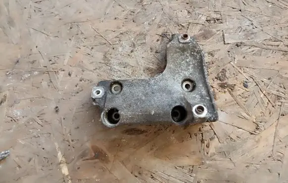 BMW 1 E81 E87 A/C compressor mount bracket 7505980