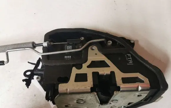 BMW 3 E90 E91 Front door lock 7059968 2C1777