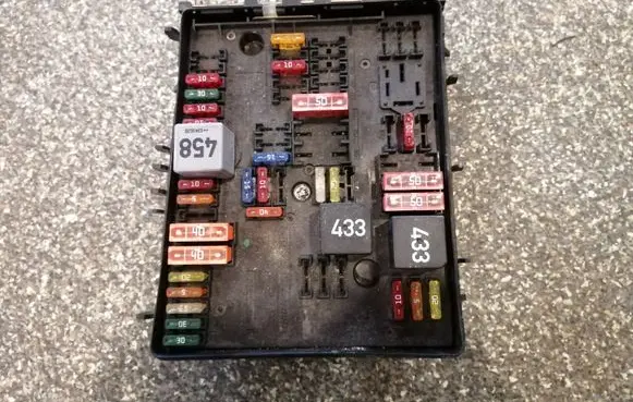 Volkswagen Touran I Fuse module 1K0937124H