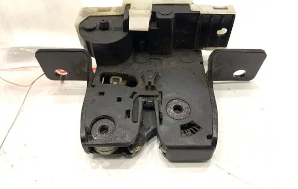 Renault Clio III Tailgate exterior lock 8200076240E