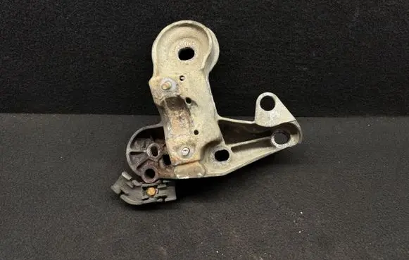Volkswagen PASSAT B5.5 Engine mounting bracket 8E0199352F