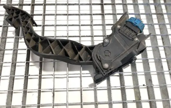 Accelerator throttle pedal