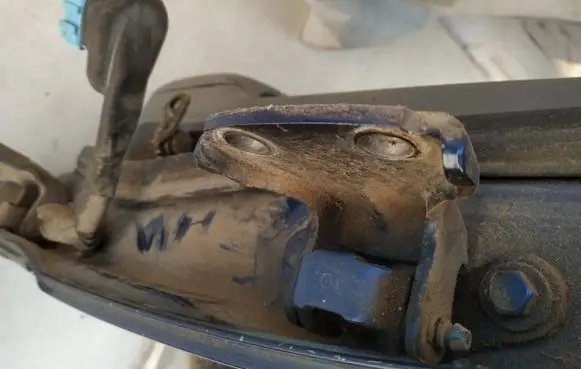 Honda CR-V Rear door lower hinge
