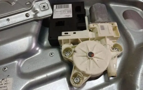 Ford Focus C-MAX Front door window regulator motor 981405110