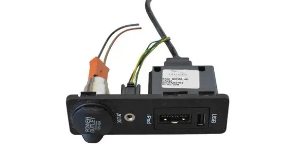 Jaguar XF X250 AUX in-socket connector 8X2319C166AD