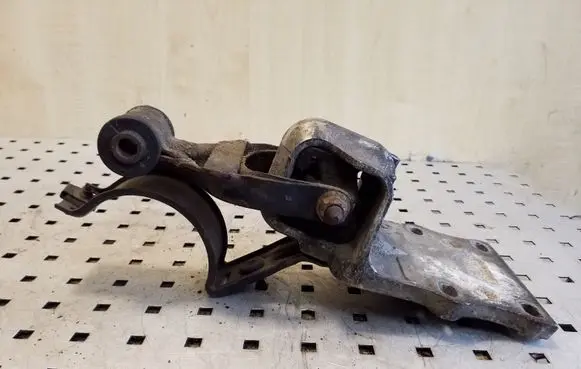 Opel Sintra Engine mount bracket