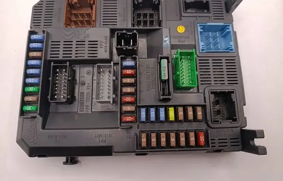 Peugeot 208 I Fuse module 9807532080 E1095294 20140908