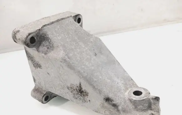 Mercedes-Benz C W203 Engine mounting bracket A2712230804