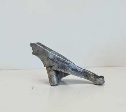 Audi A4 S4 B7 8E 8H Engine mounting bracket 8E0199307S