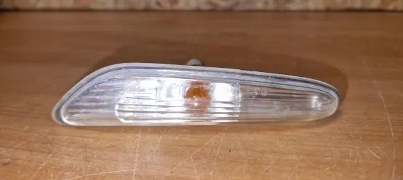 Front fender indicator light