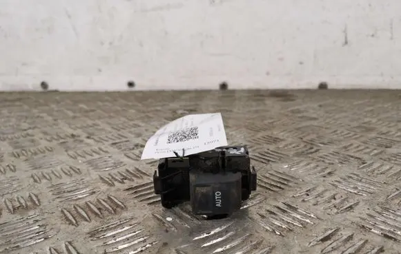 Toyota Prius (XW30) Electric window control switch 192801