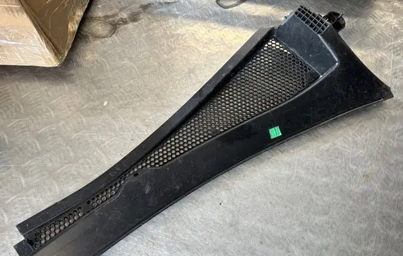 Peugeot 208 Wiper trim 9673302777 9673303577