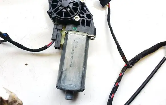 Volkswagen PASSAT B5 Seat adjustment motor 0390203225 82141807-4