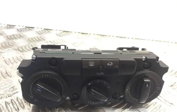 Volkswagen PASSAT B6 Climate control unit 3C1820045A 8257