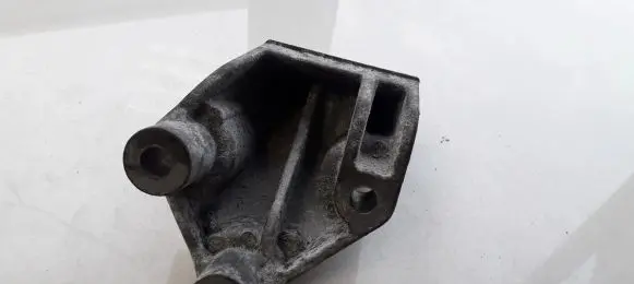 Volvo XC90 Engine mounting bracket