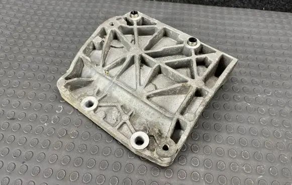 Jaguar XF X250 A/C compressor mount bracket 2W93190624AA
