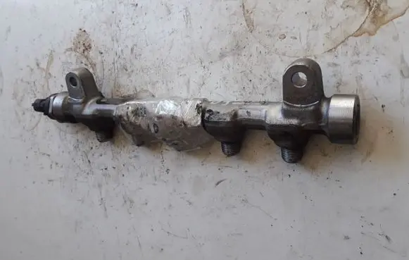 Hyundai i30 Fuel distributor 0445214181
