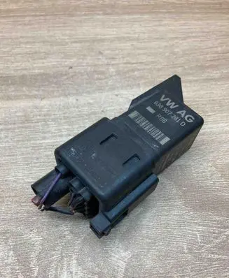 Volkswagen PASSAT B6 Glow plug pre-heat relay 038907281D 0281003038