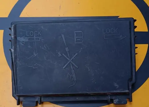 Opel Meriva B Fuse box cover 13246936