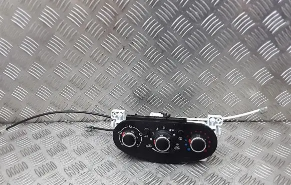Renault Sandero II Climate control unit a42303400
