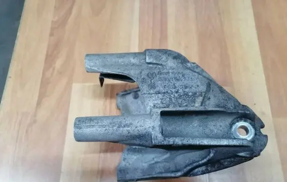 Volkswagen Touareg I Engine mounting bracket 070199308A AGR41362