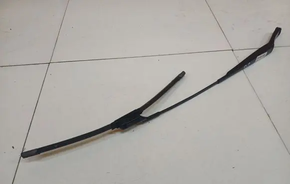 Volkswagen PASSAT B6 Front wiper blade arm 
