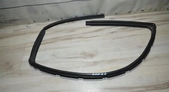 Nissan Note (E12) Rubber seal front door window/glass 