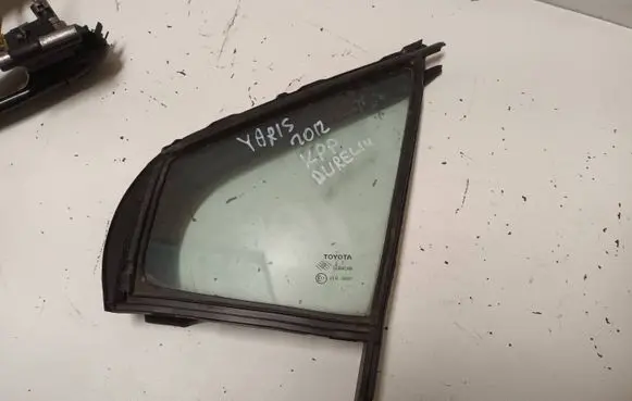 Toyota Yaris Front door vent window glass four-door e1743r00097