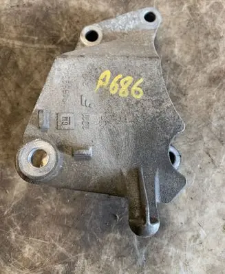 Engine mounting bracket