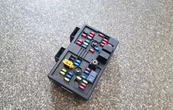 Chevrolet Captiva Fuse module 96821082