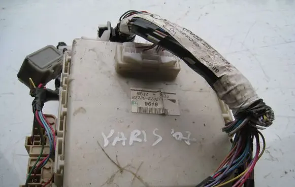 Toyota Yaris Fuse module 8273052321